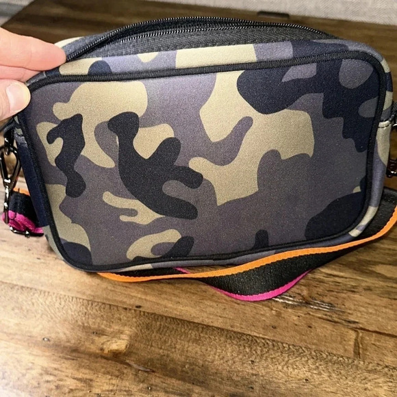 Parker & Hyde East West Camo Neoprene Crossbody Pink/Orange Cell Phone Bag - Picture 8 of 11